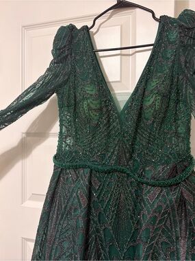 Elegant Deep Green Beaded V-Neck Evening Dress